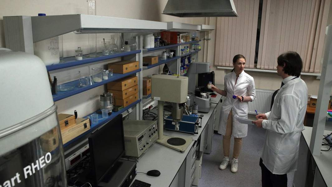 Ученые в лаборатории