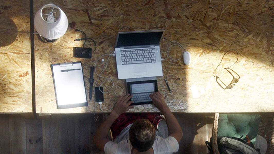 Парень с ноутбуком