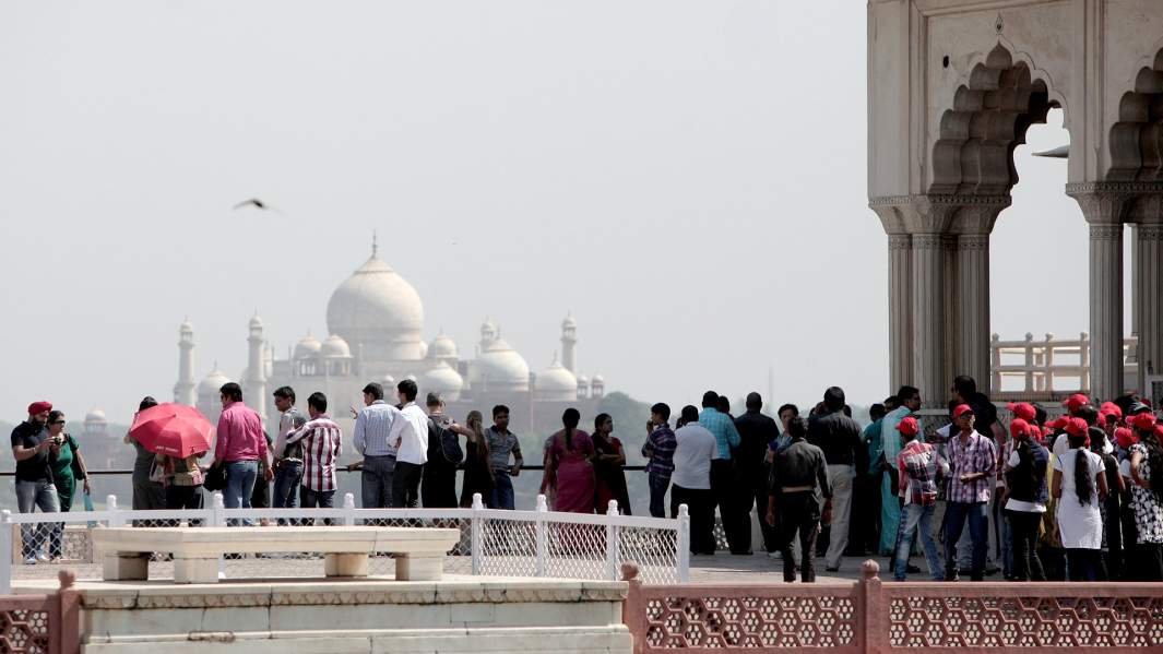 Вид на дворец Тадж-Махал в городе Агра, Индия