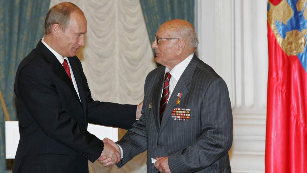 Президент России Владимир Путин поздравяет ветерана разведки Алексея Ботяна с присвоением звания Героя России. 22 мая 2007 года