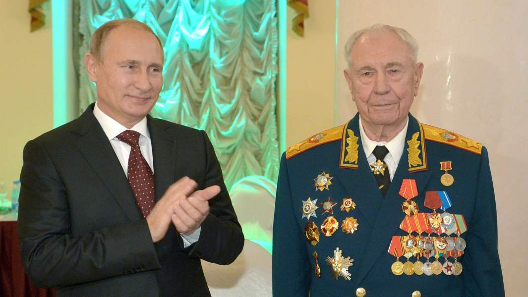Президент России Владимир Путин (слева) поздравляет маршала Советского Союза, экс-министра обороны СССР Дмитрия Язова с 90-летием, 8 ноября 2014 года