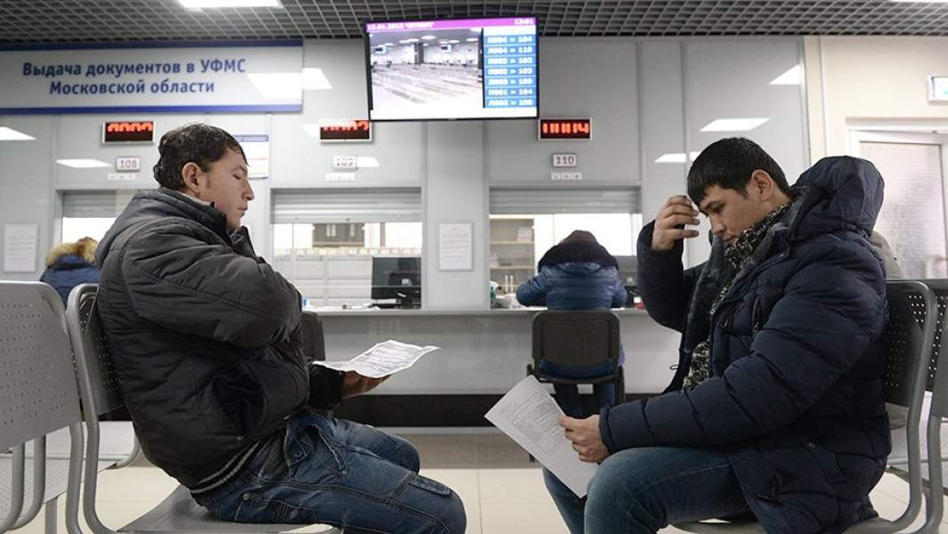 Иностранные граждане получают трудовой патент в Едином миграционном центре Московской области