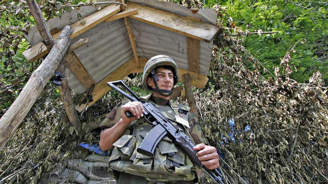 Грузинский солдат в Кодорском ущелье