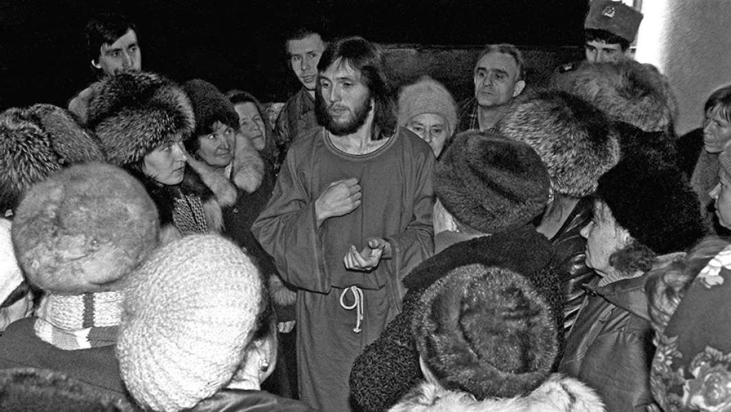 Виссарион (в прошлом Сергей Тороп) со своими почитателями после проповеди в Новосибирске. 1992 год