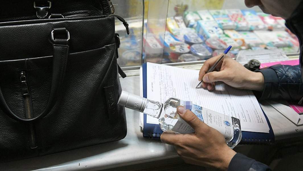 Рейд сотрудников полиции, департамента региональной безопасности и департамента торговли по выявлению точек продажи контрафактного алкоголя в одном из продуктовых магазинов