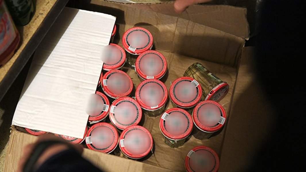 Контрафактный алкоголь, изъятый сотрудниками полиции в ходе рейда