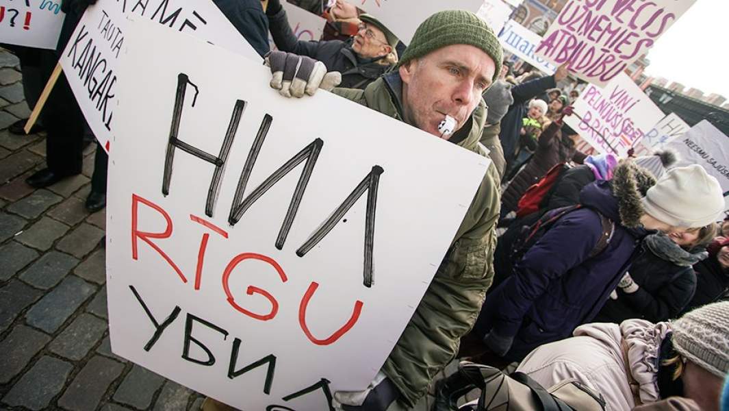 Участники акции против мэра Риги и главы партии «Согласие» Нила Ушакова 