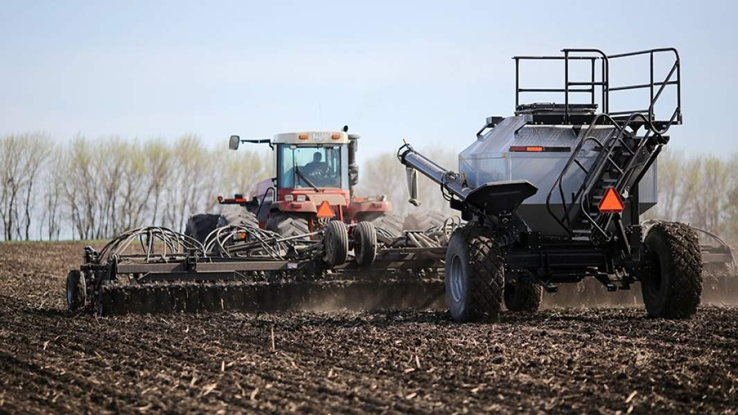 Посев ячменя во время весенних полевых работ в Михайловском районе Волгоградской области