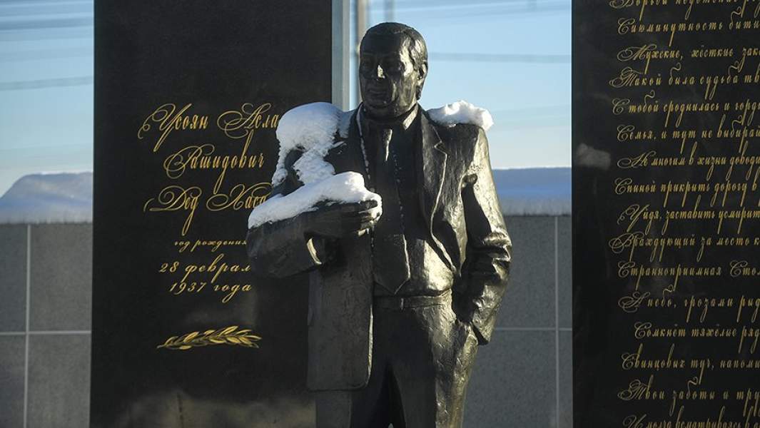 Памятник на могиле криминального авторитета Аслана Усояна, известного как Дед Хасан, на Хованском кладбище