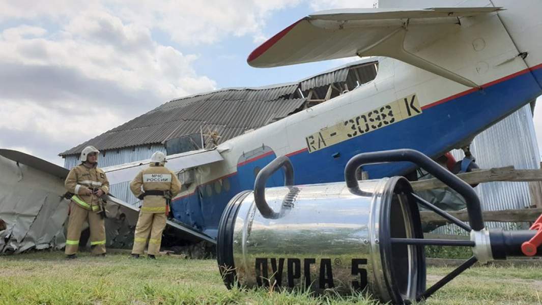 Самолет Ан-2, упавший на частный дом в станице Новощедринской Шелковского района Чечни. 16 июля 2019 года