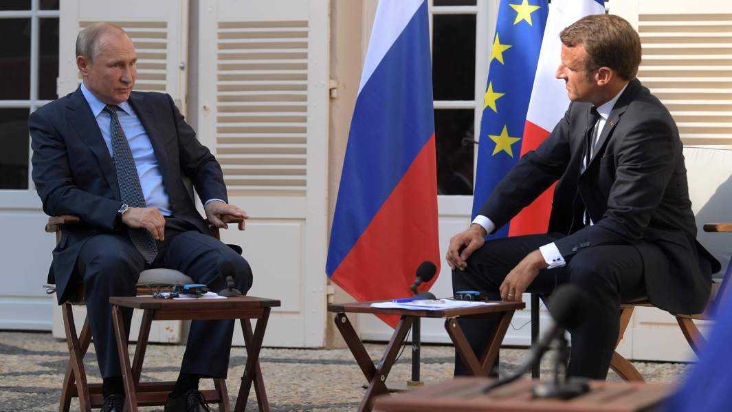 Владимир Путин и президент Франции Эммануэль Макрон во время встречи в резиденции президента Франции «Форт Брегансон». 19 августа 2019 года