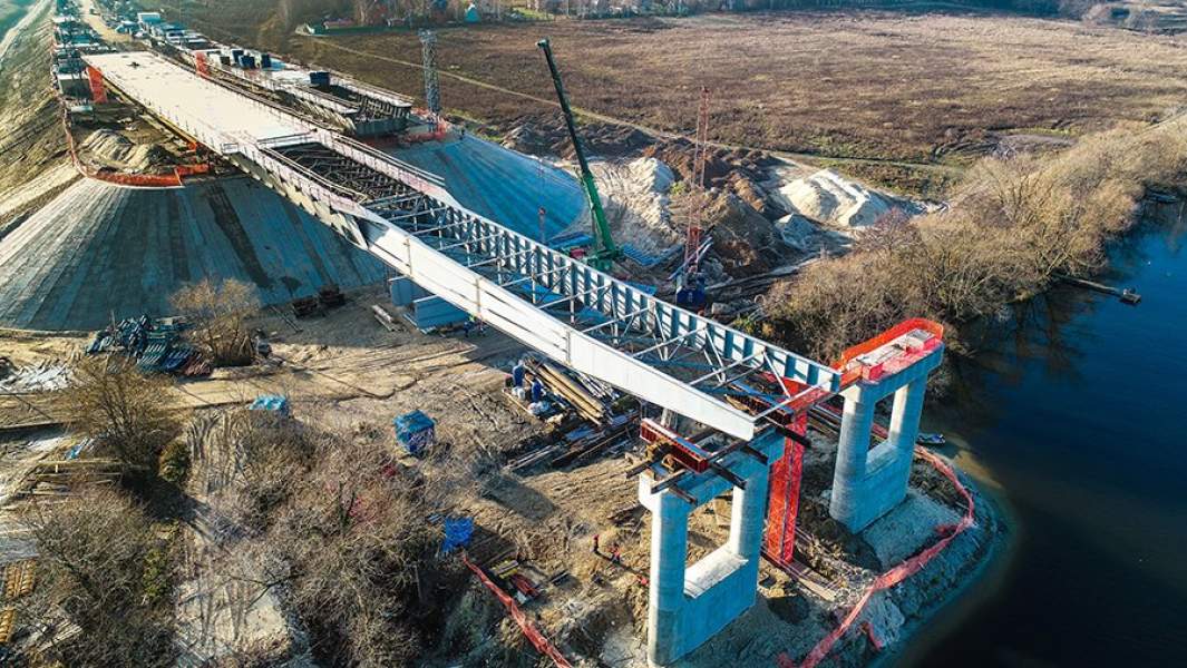 Строительство моста через Москву реку на четвертом пусковом комплексе Центральной кольцевой автомобильной дороги в Московской области
