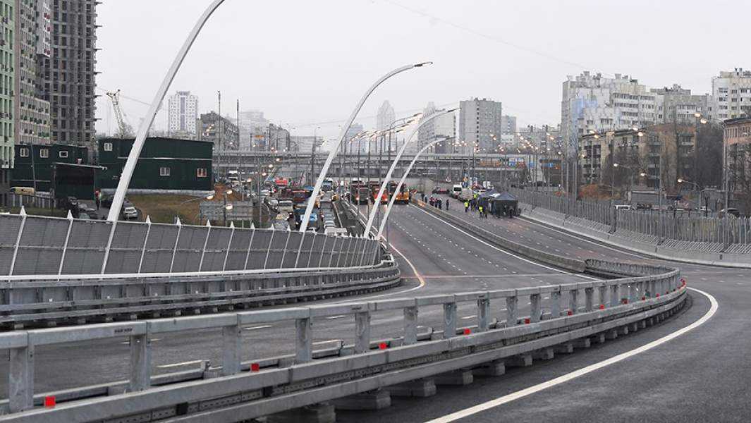 На открытии движения транспорта по новому пятипролетному автомобильному мосту через Карамышевское спрямление Москвы-реки на Северо-Западной хорде