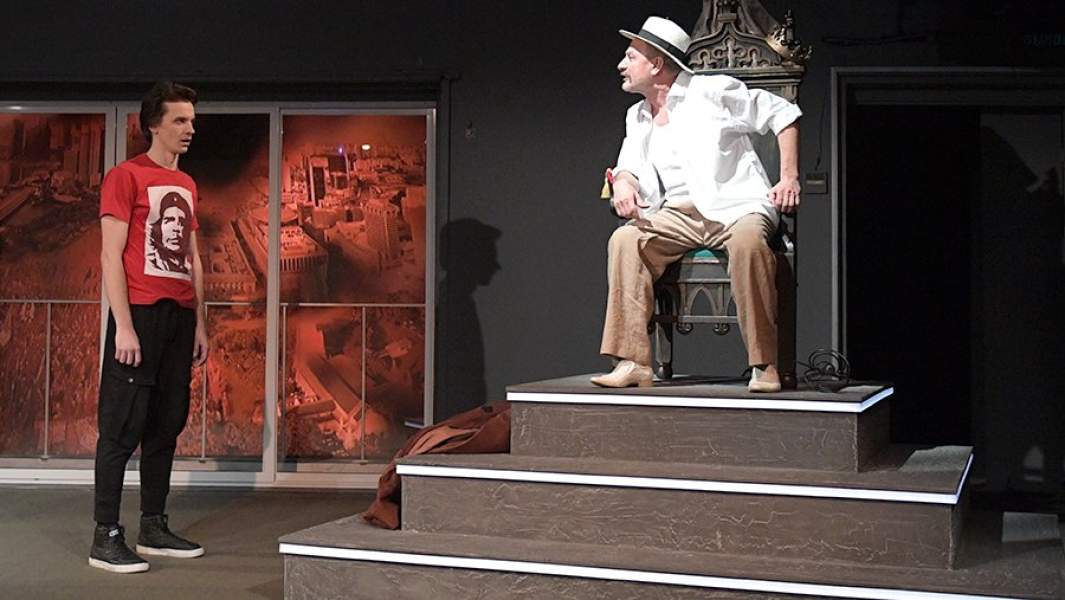 Актеры Семен Шевелин и Михаил Кабанов (справа) в сцене из спектакля «История рыцаря» по сказке «Дракон» драматурга Евгения Шварца в постановке режиссера Антона Непомнящего в МХАТ им. М. Горького