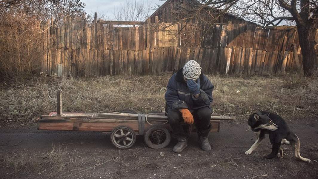 Местная жительница на проселочной дороге