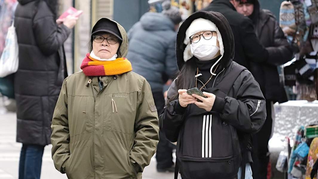 Туристы из Китая на набережной канала Грибоедова в Санкт-Петербурге