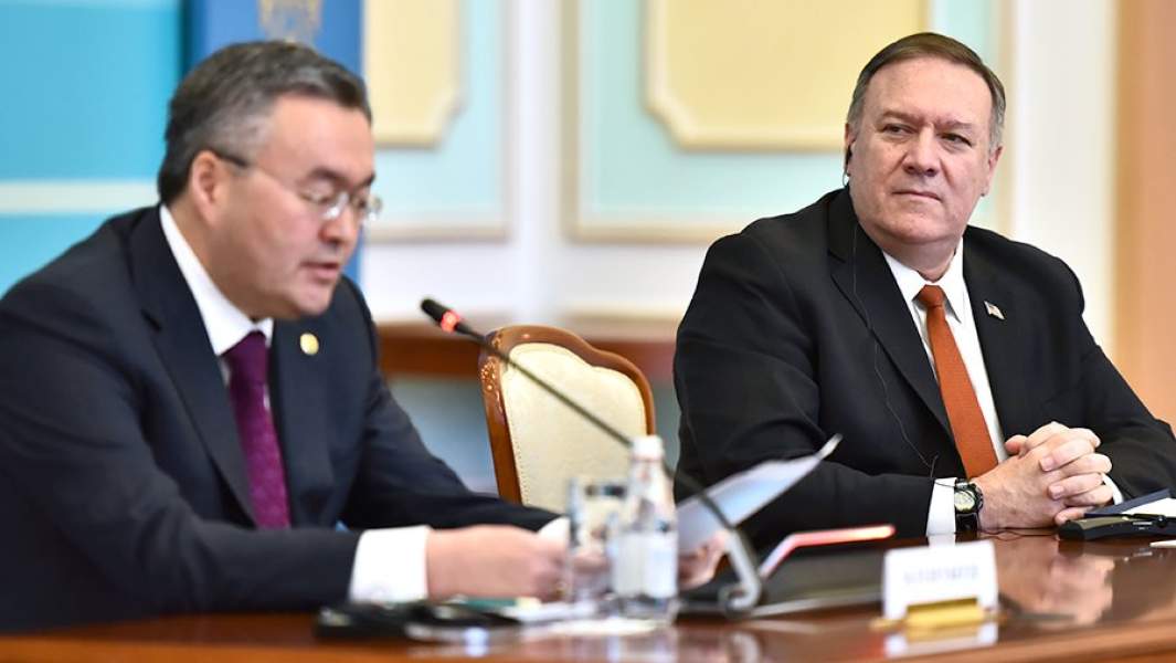 Министр иностранных дел Казахстана Мухтар Тлеуберди и госсекретарь США Майк Помпео во время встречи в Нур-Султане. 2 февраля 2020 года