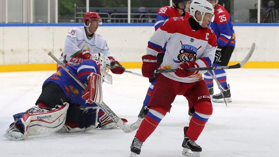 Президент РФ Владимир Путин во время хоккейного матча в спорткомплексе «Галактика» в Сочи