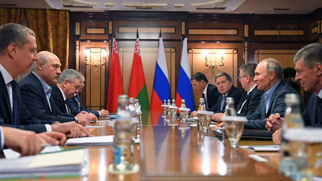 Президент РФ Владимир Путин и президент Белоруссии Александр Лукашенко во время встречи