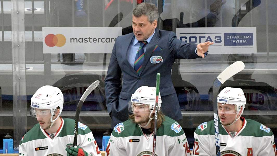 Главный тренер «Ак Барса» Дмитрий Квартальнов во время матча регулярного чемпионата Континентальной хоккейной лиги между ХК «Спартак» (Москва) и ХК «Ак Барс» (Казань)