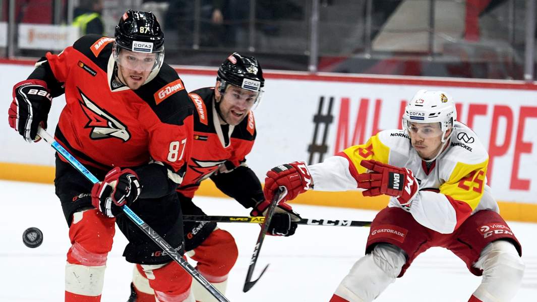 Игрок ХК «Авангард» Евгений Грачев, игрок ХК «Авангард» Павел Дедунов, игрок ХК «Йокерит» Хенрик Хаапала (слева направо) в матче регулярного чемпионата Континентальной хоккейной лиги