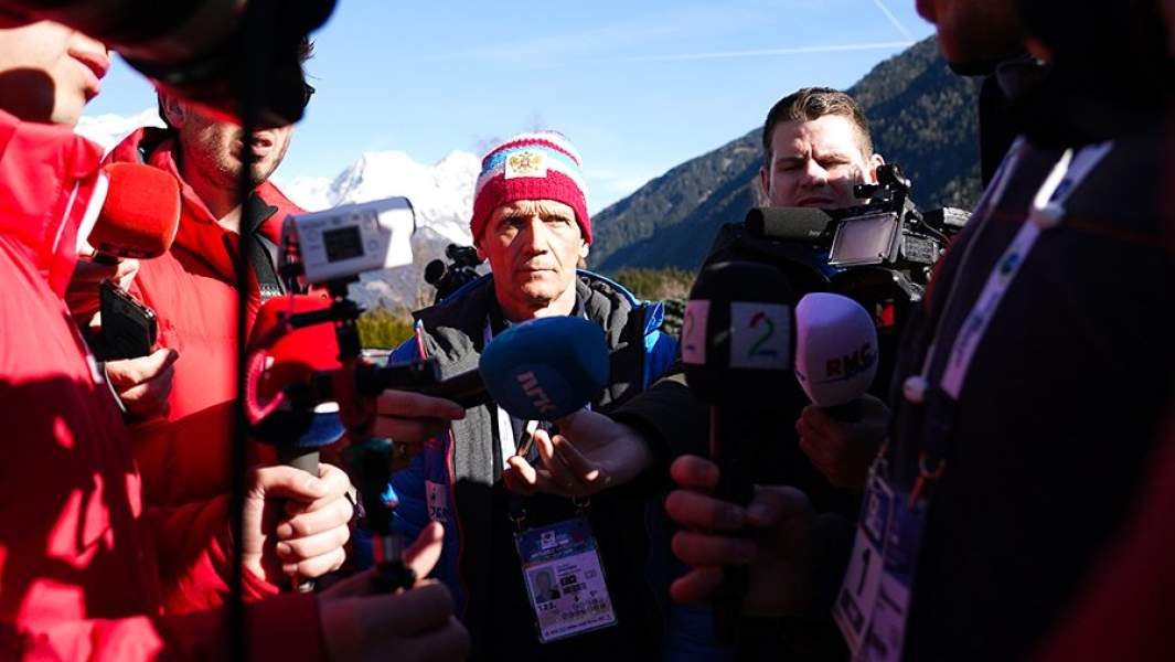 Президент Союза биатлонистов России (СБР) Владимир Драчёв отвечает на вопросы журналистов у спа-отеля Bagni di Salomone, где живут спортсмены сборной России по биатлону во время чемпионата мира по биатлону в итальянской Антерсельве