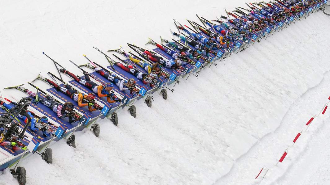 Биатлонистки на огневом рубеже на чемпионате мира 2020