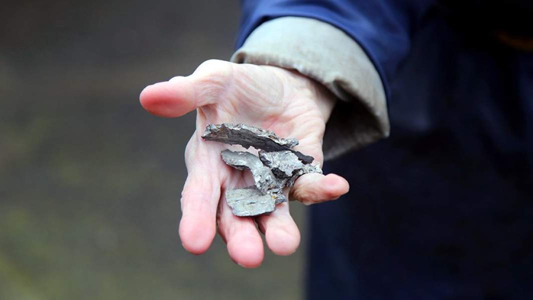 Фрагмент снаряда, найденный на месте артобстрела