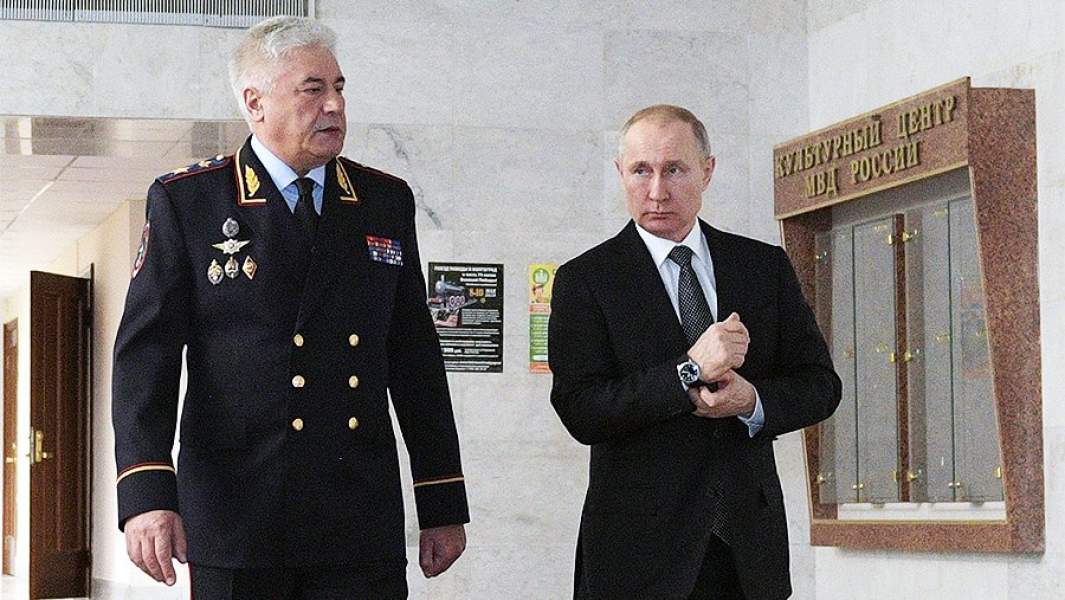Президент РФ Владимир Путин и министр внутренних дел РФ Владимир Колокольцев перед началом расширенного заседания коллегии министерства внутренних дел РФ