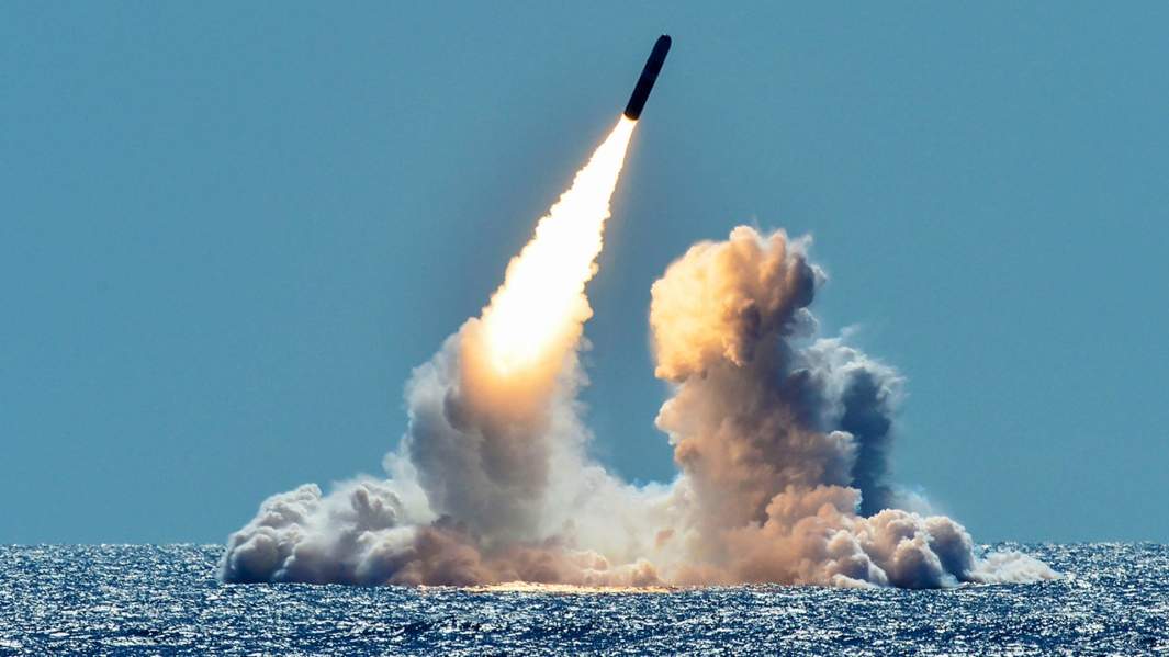 Запуск баллистической ракеты Вооруженных сил США Trident II D5