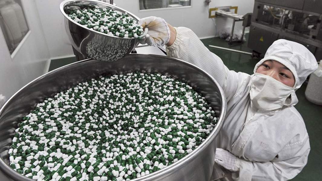 Производство антибиотиков на фармацевтической фабрике в провинции Аньхой в Китае