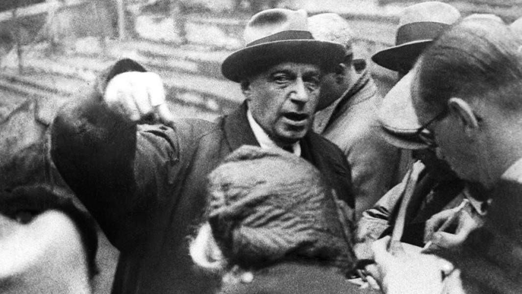 Выдающийся советский режиссер, народный артист РСФСР Всеволод Эмильевич Мейерхольд на строительстве театра