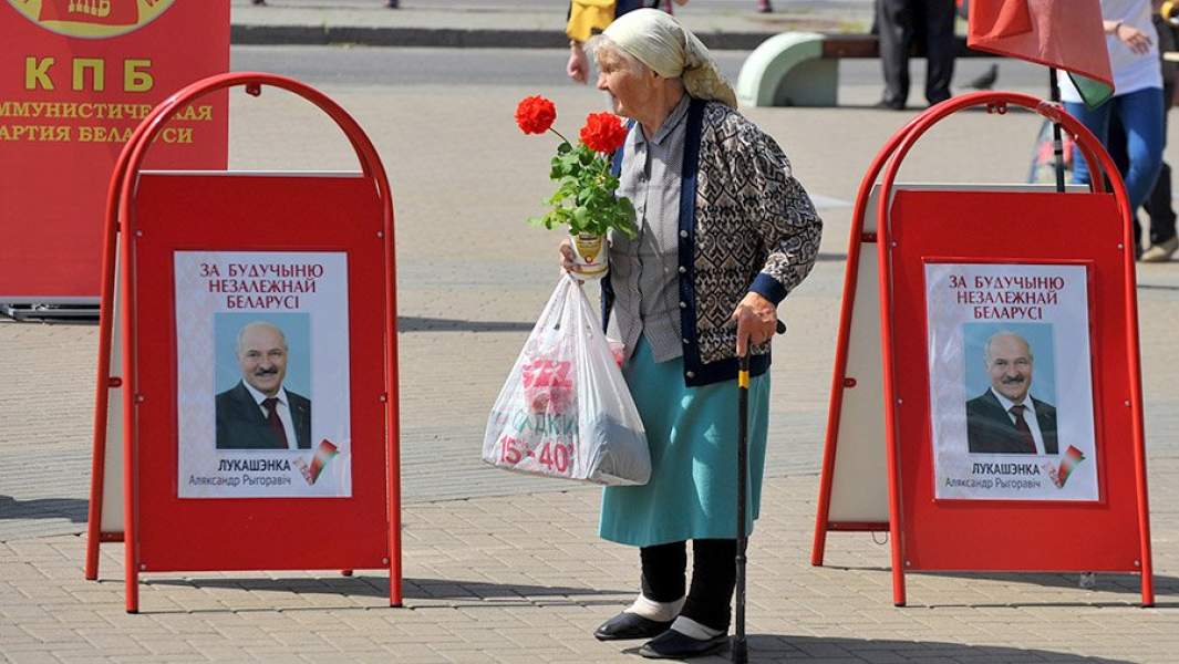 Жительница города у пункта сбора подписей в поддержку кандидатов в президенты на выборах 2015, Минск