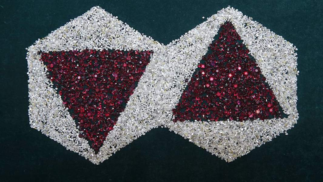 Логотип компании «Алроса», выполненный из алмазов и пиропа (природного спутника алмазов) в экспозиционном зале Центра сортировки алмазов компании «Алроса»