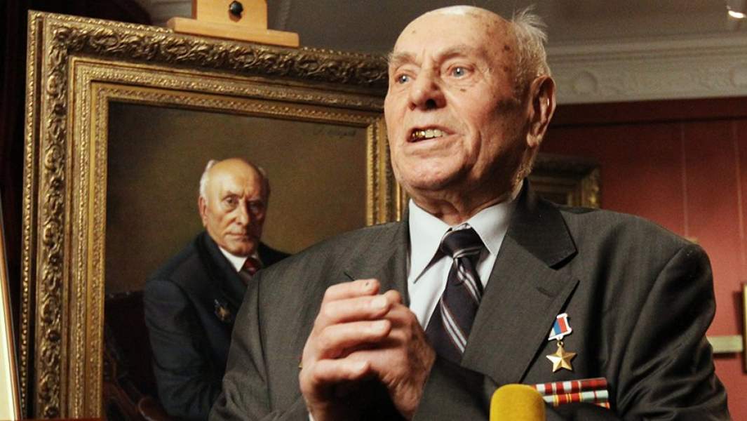 Герой Советского Союза Алексей Ботян у своего портрета работы Александра Шилова