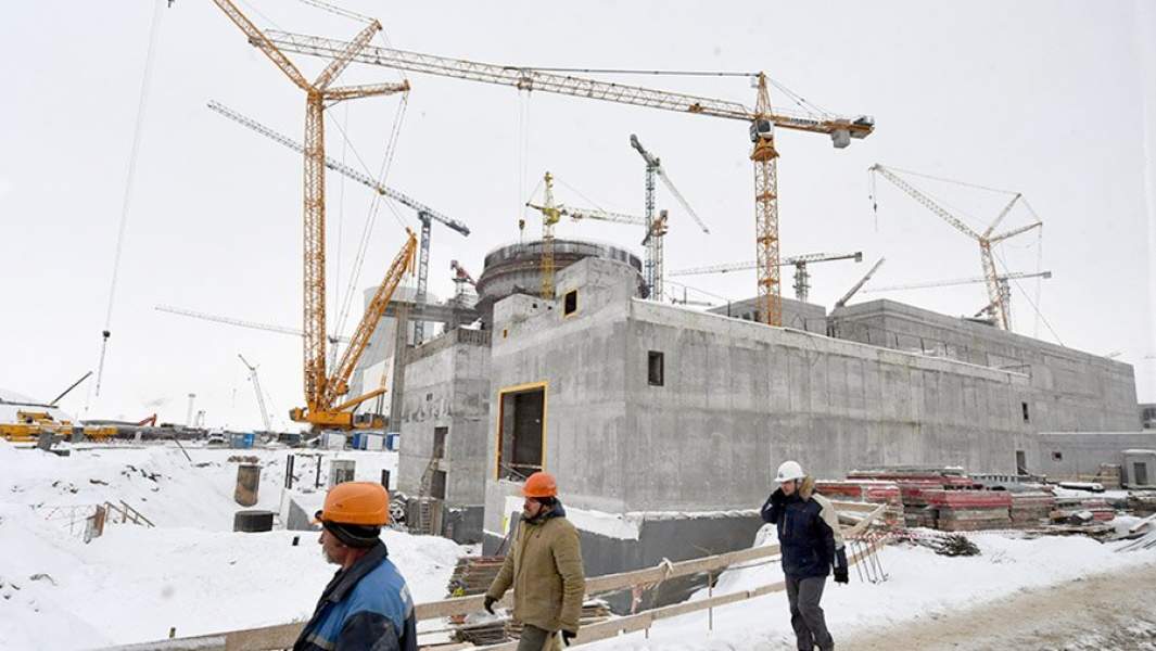 Рабочие на территории строящейся БелАЭС
