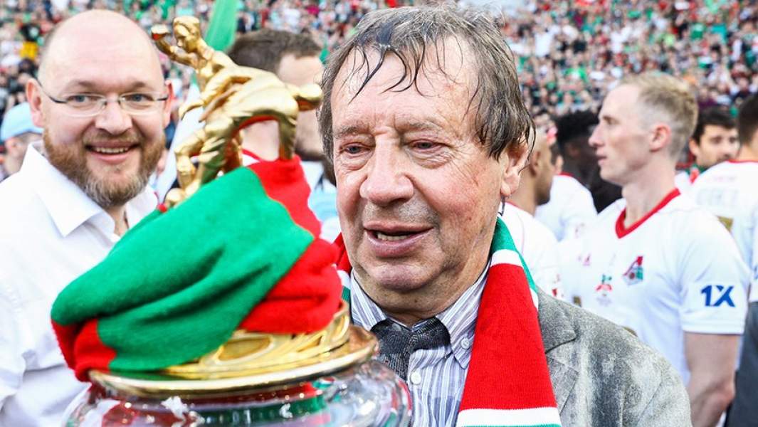 Илья Геркус (слева), главный тренер ФК «Локомотив» Юрий Семин с кубком чемпионата России по футболу и игроки команды после победы «Локомотива» в матче против ФК «Зенит»