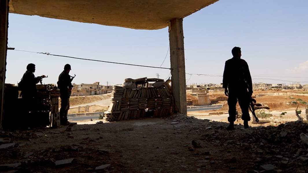 Сирийские солдаты осматривают трассу Алеппо-Дамаск