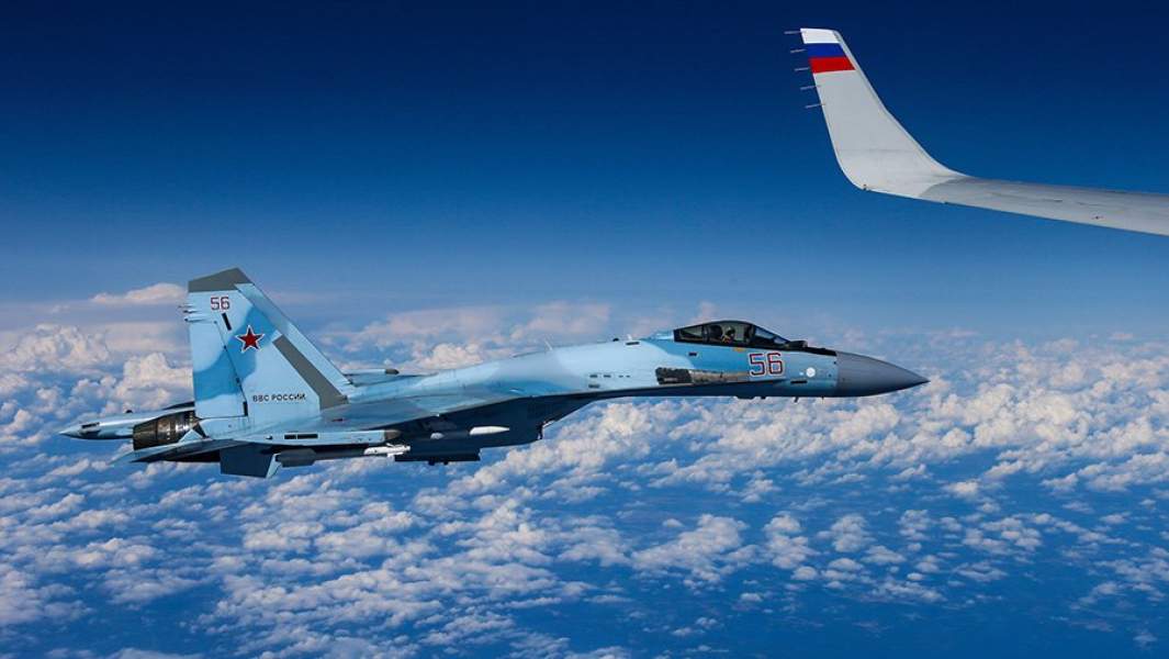 Российский истребитель Су-35, сопровождающий самолет министра обороны РФ Сергея Шойгу над нейтральными водами Балтийского моря во время попытки приближения к лайнеру истребителя НАТО F-18