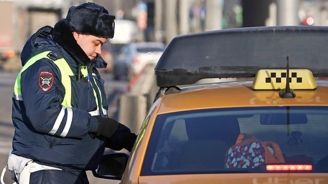 Сотрудник дорожно-патрульной службы во время проверки документов на улице города