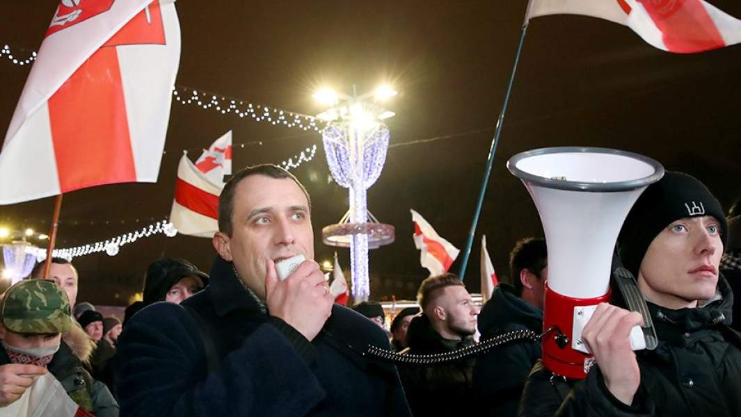 Павел Северинец (слева на первом плане) во время митинга