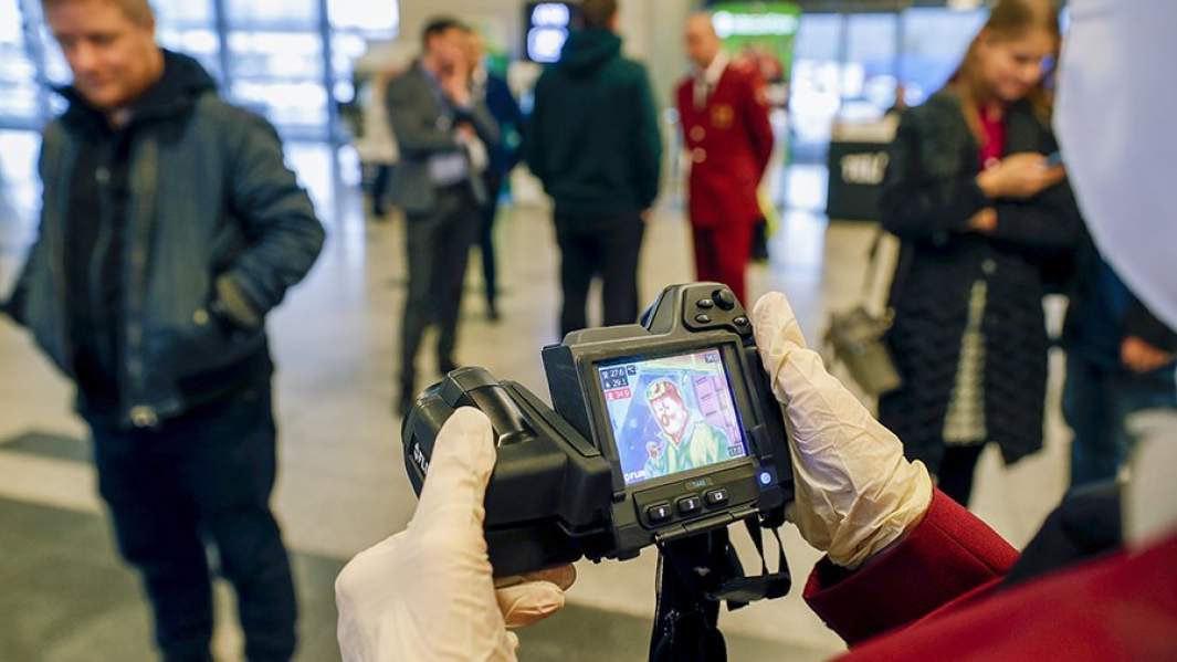 Сотрудник санитарно-карантинного пункта (СКП) проводит дистанционную термометрию пассажиров в аэропорту Внуково