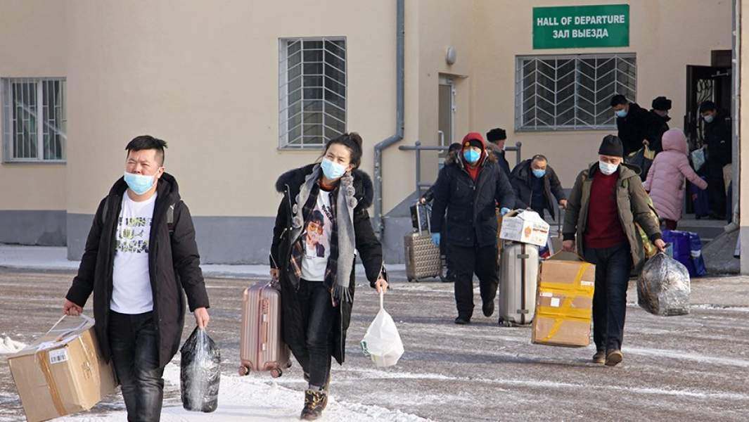 Граждане Китая во время прохождения границы по временному коридору на пункте пропуска Благовещенск – Хэйхэ