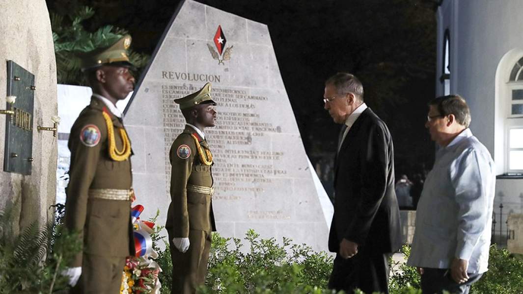 Бруно Родригес Паррилья и Сергей Лавров на церемонии возложения цветов к могиле Фиделя Кастро