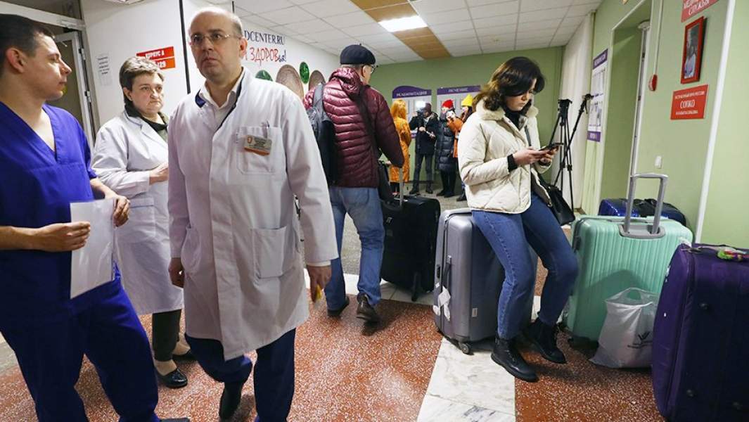 Сотрудники медцентра «Градостроитель» в Тюменской области во время выписки граждан РФ