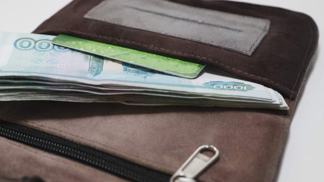 Кошелек с деньгами