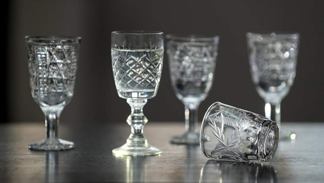 Рюмки на столе