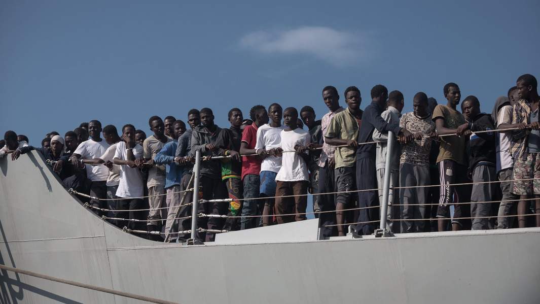 Мигранты на борту корабля в Итальянском порту Салерно