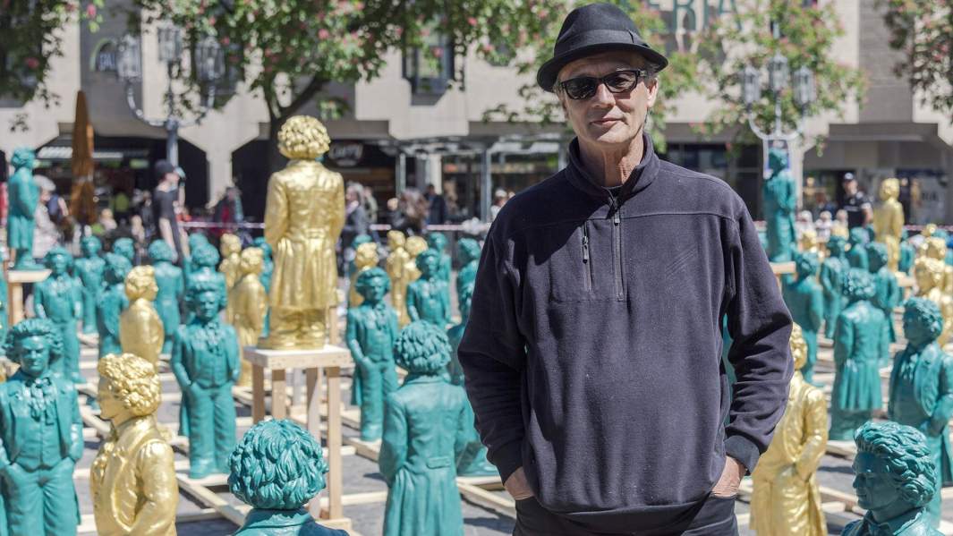 Скульптор Оттмар Херл на фоне созданных им скульптур Бетховена