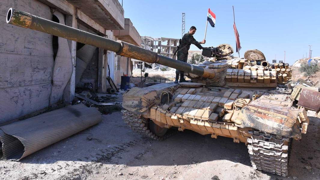 Сирийский военный в городе Хан-Шейхун